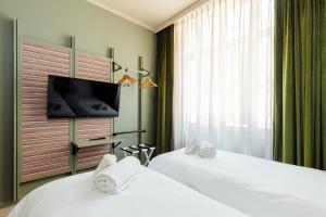 Posteľ alebo postele v izbe v ubytovaní Hôtel Fernand - Entrée autonome, réception en ligne - Encore Mieux