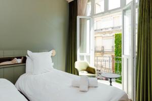 - une chambre avec un lit, une fenêtre et une chaise dans l'établissement La Loge Gogaille - Fernand Rabier - accès autonome, à Orléans