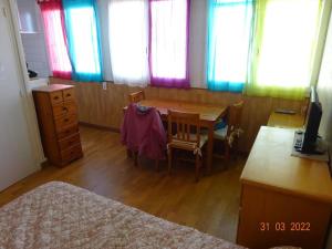 TV a/nebo společenská místnost v ubytování Un séjour les pieds dans l'eau