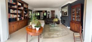 sala de estar con sofá y mesa en Nine Loch Guesthouse, en Johannesburgo