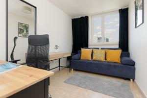 Khu vực ghế ngồi tại Warsaw City View Apartment with 2 Bedrooms & AC by Renters