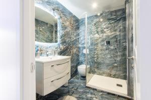 un baño con ducha y lavabo en La Perle Bleue - Central - Vue Mer - Wifi, en Roquebrune-Cap-Martin