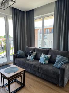 salon z kanapą i stołem w obiekcie Apartament No 61 Blue Holiday Home Zator w Zatorze
