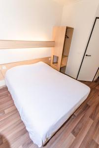 Un ou plusieurs lits dans un hébergement de l'établissement Hotel De La Basse Sambre