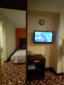 TV a/nebo společenská místnost v ubytování Stay In Kay Kay Hotel Suite at South China Sea Place Suite