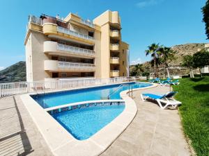 una piscina frente a un edificio en Parque Marino 5206 - Resort Choice, en Cabo de Palos