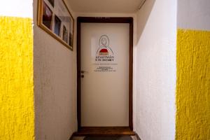 un couloir avec une porte munie d'un panneau. dans l'établissement U svaté Ludmily, à Litoměřice