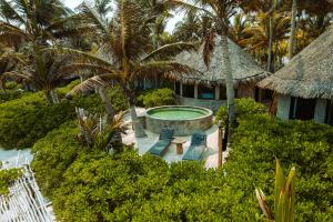 una vista aerea di un resort con piscina e palme di Maya Tulum By G Hotels a Tulum
