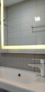 吉諾卡斯特的住宿－KALE GUESTHOUSE，浴室设有水槽、镜子和水槽