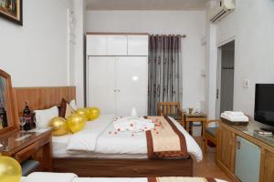 una habitación de hotel con una cama con globos. en HOTTEL PHƯƠNG ĐÔNG en Hanoi