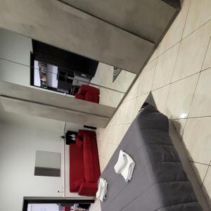 een woonkamer met een bank en rode stoelen bij Saint Cristofer house in Catania