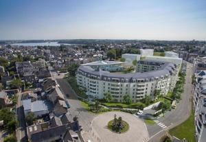 une vue aérienne sur un grand bâtiment d'une ville dans l'établissement Résidence Services Seniors DOMITYS - LA BELLE EPOQUE, à Dinard