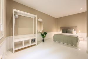 a bedroom with a bed and a large mirror at AP Embajadores XV in Madrid