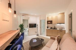 salon z kanapą i stołem w obiekcie Apartamento Embajadores XV w Madrycie