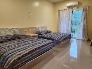 - une chambre avec 2 lits et une fenêtre dans l'établissement Juara Mutiara Resort, à l'Île Tioman