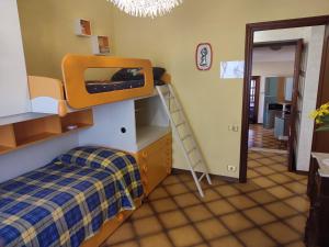 ein Schlafzimmer mit einem Bett und einem TV an der Wand in der Unterkunft Tuscany Break in Gallicano
