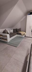een woonkamer met een bed op zolder bij Joanna Apartment- MA City 1 in Mannheim