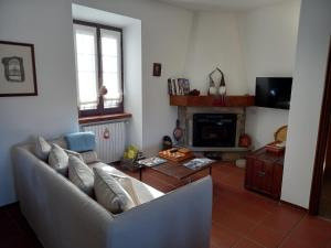 Ponte Nizza的住宿－La Pomella，带沙发和壁炉的客厅