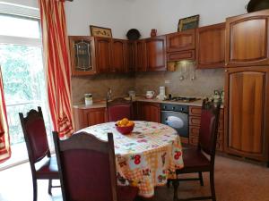 a kitchen with a table with a bowl of fruit on it at La Musa - Appartamento Clio in Spello +30 photos