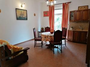 eine Küche und ein Esszimmer mit einem Tisch und Stühlen in der Unterkunft La Musa - Appartamento Clio in Spello