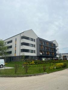 un grand bâtiment avec un parc en face dans l'établissement Apartament Tarnów Klimeckiego 11, à Tarnów