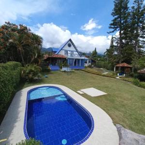 卡利馬的住宿－CHALET SANTORINI，房子前面的蓝色游泳池