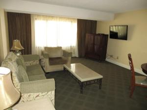 TV a/nebo společenská místnost v ubytování Jockey Resort Suites Center Strip