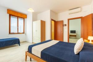 - une chambre avec un lit bleu dans l'établissement Appartamento Alide Bilo 2P - MyHo Casa, à Tortoreto Lido