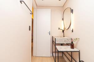une salle de bain avec un lavabo et un miroir dans l'établissement Vossa Bossa Consolação, à São Paulo 29 autres photos