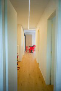 un corridoio vuoto con tavolo in una stanza di Countryhouse Verso a Rovereto
