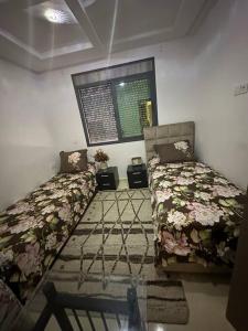 una camera con due letti e una finestra di Appartement vue sur mer sidi Rahal a Sidi Rahal