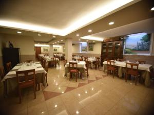 un comedor con mesas y sillas en un restaurante en Hotel e Appartamenti La Solaria en San Giovanni Rotondo