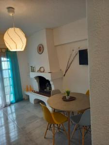 TV a/nebo společenská místnost v ubytování Asteri Sea View Apartment, Seafront