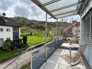 eine Terrasse mit einem Tisch und Stühlen auf dem Balkon in der Unterkunft Ferienwohnung Savoir Vivre in Kiechlinsbergen