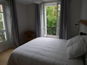 Ein Bett oder Betten in einem Zimmer der Unterkunft Les Coteaux