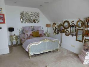 1 dormitorio con 1 cama con almohadas moradas y amarillas en Amazing sea views and much more…., en Broadstairs