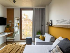 A television and/or entertainment centre at Kora Green City - Aparthotel Passivhaus