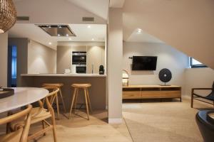 A kitchen or kitchenette at U-Sense Madrid Santa Ana