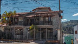 una casa con una recinzione di fronte di HOSPEDAGENS SERRA DOS CRISTAIS a Diamantina