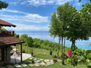 una casa con vistas al agua en Paradise Nest, en Ohrid