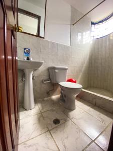 een badkamer met een toilet en een wastafel bij Hostal La Terraza in Quito