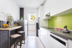 Kuchyňa alebo kuchynka v ubytovaní Home2Book Comfy Apt Puertito de Güímar, Pool