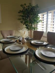 - une table à manger avec des plaques noires et blanches dans l'établissement The Old House At Home, à Castle Combe