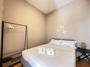 een slaapkamer met een bed met twee handdoeken erop bij Magalhães Prime in Porto