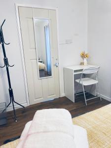 Small Doble, Shared House في بريستول: غرفة بيضاء مع مكتب ومرآة