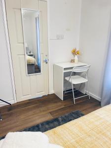 Postel nebo postele na pokoji v ubytování Small Doble, Shared House