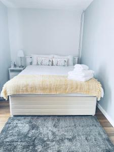 een slaapkamer met een bed met een tapijt bij Small Doble, Shared House in Bristol