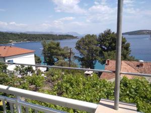 - une vue sur l'eau depuis le balcon d'une maison dans l'établissement Apartmani Tereza, à Lumbarda