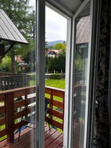 eine Glasschiebetür mit Blick auf eine Terrasse in der Unterkunft Willa Jola in Karpacz