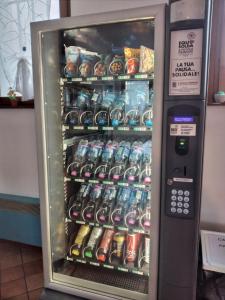 una máquina expendedora llena de bebidas y refrescos en Ostello Europa, en San Vito al Tagliamento